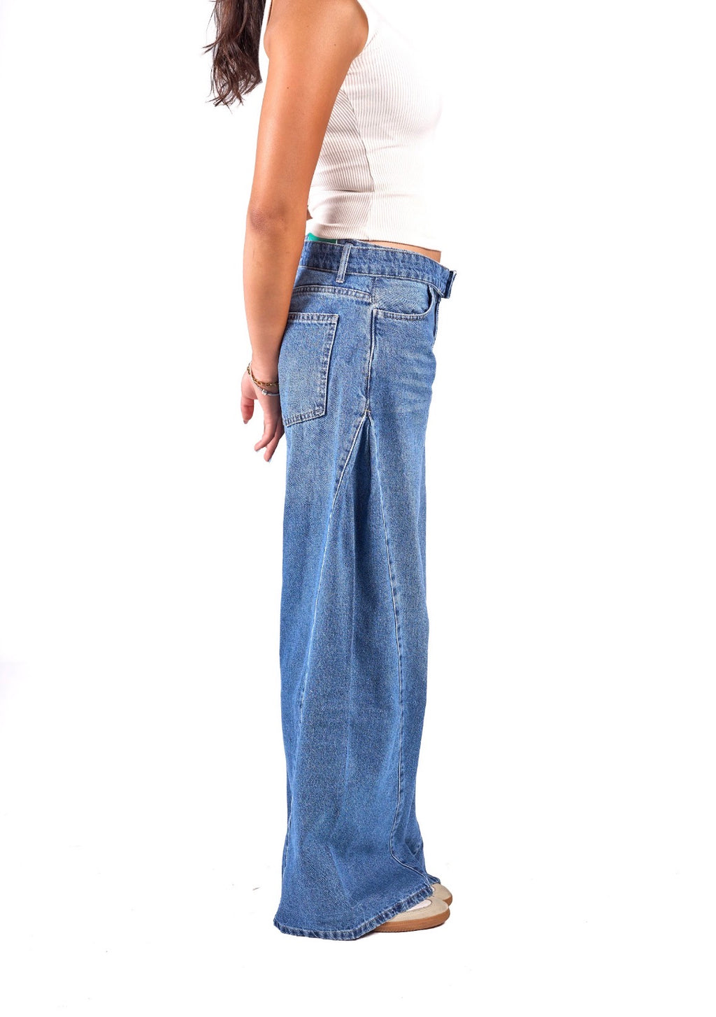 Pinned belt jeans.