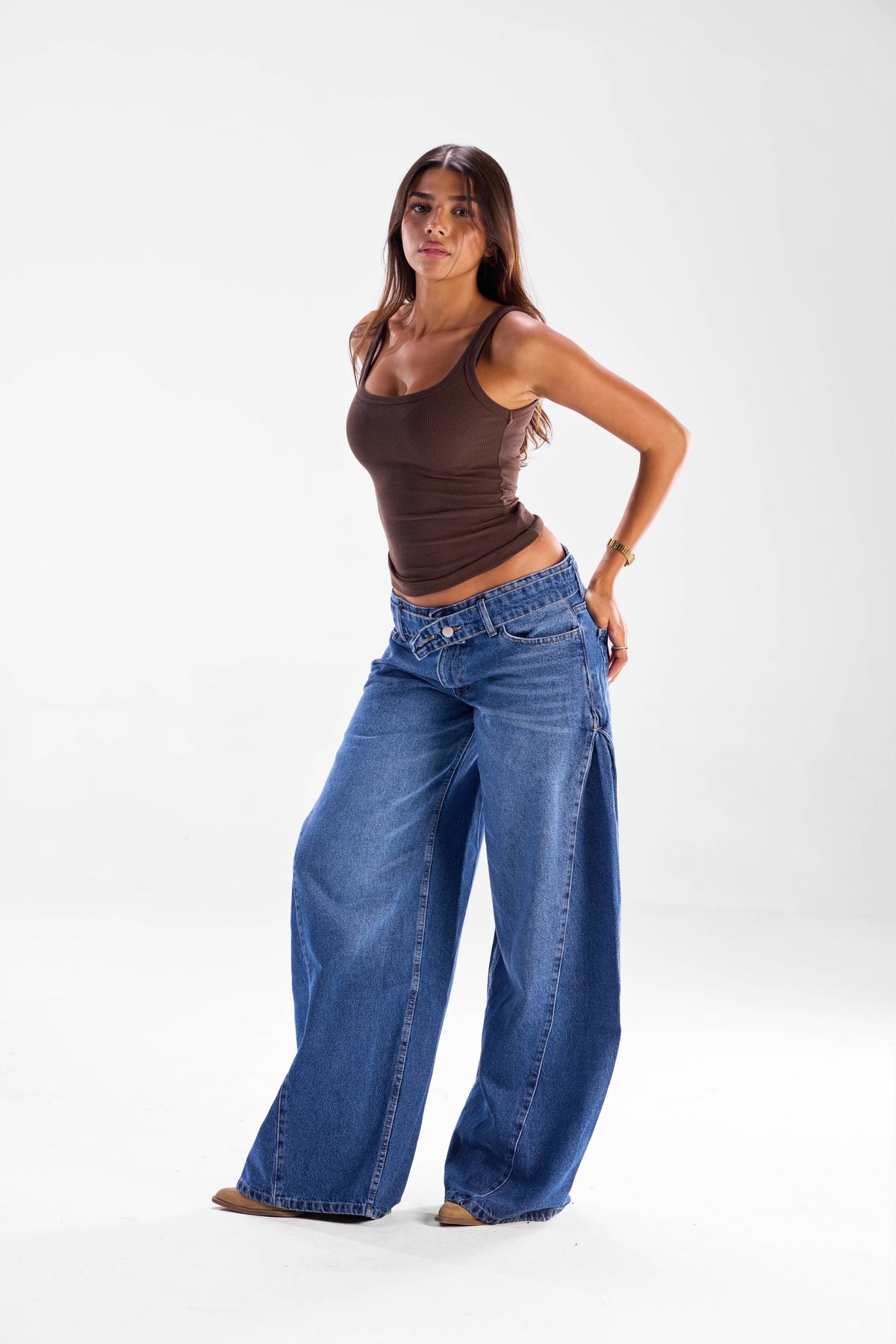 Pinned belt jeans.