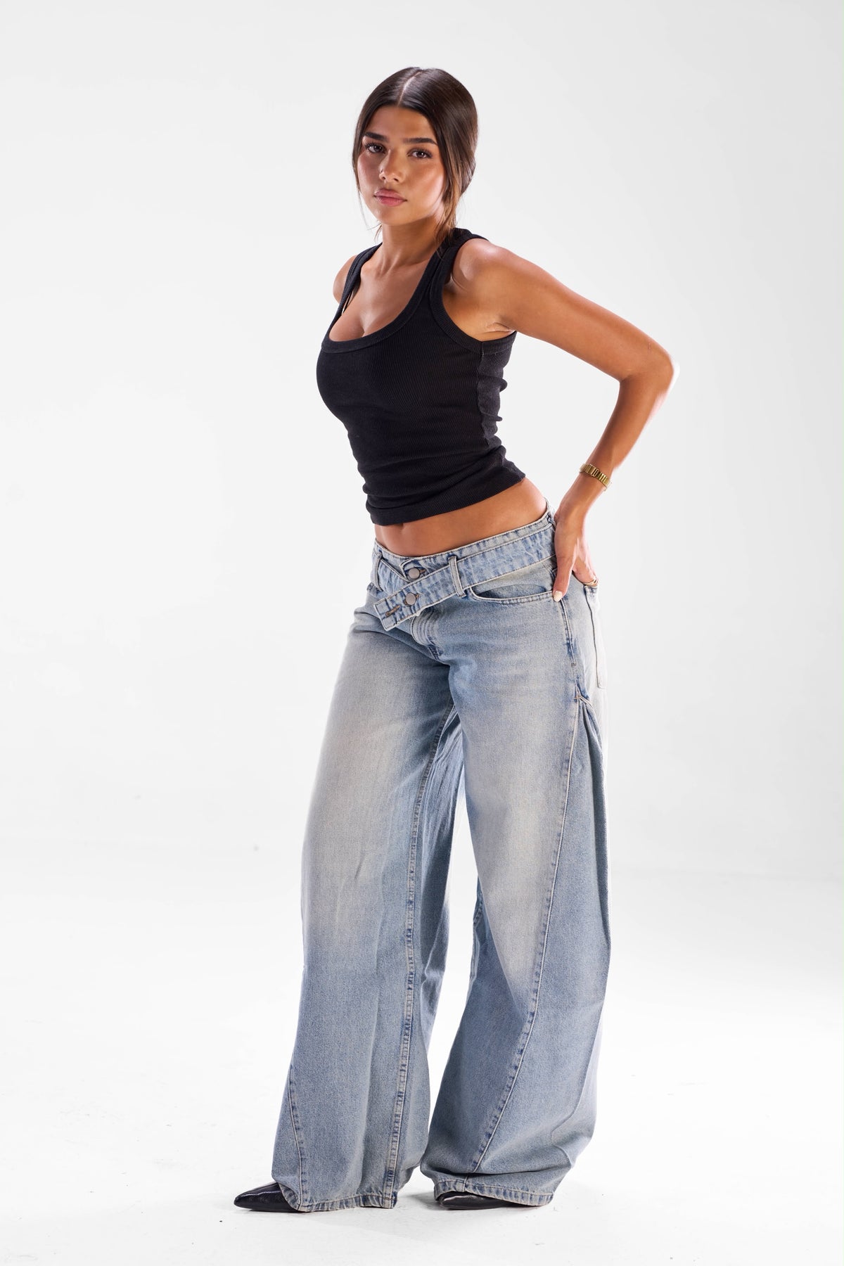 Pinned belt jeans.