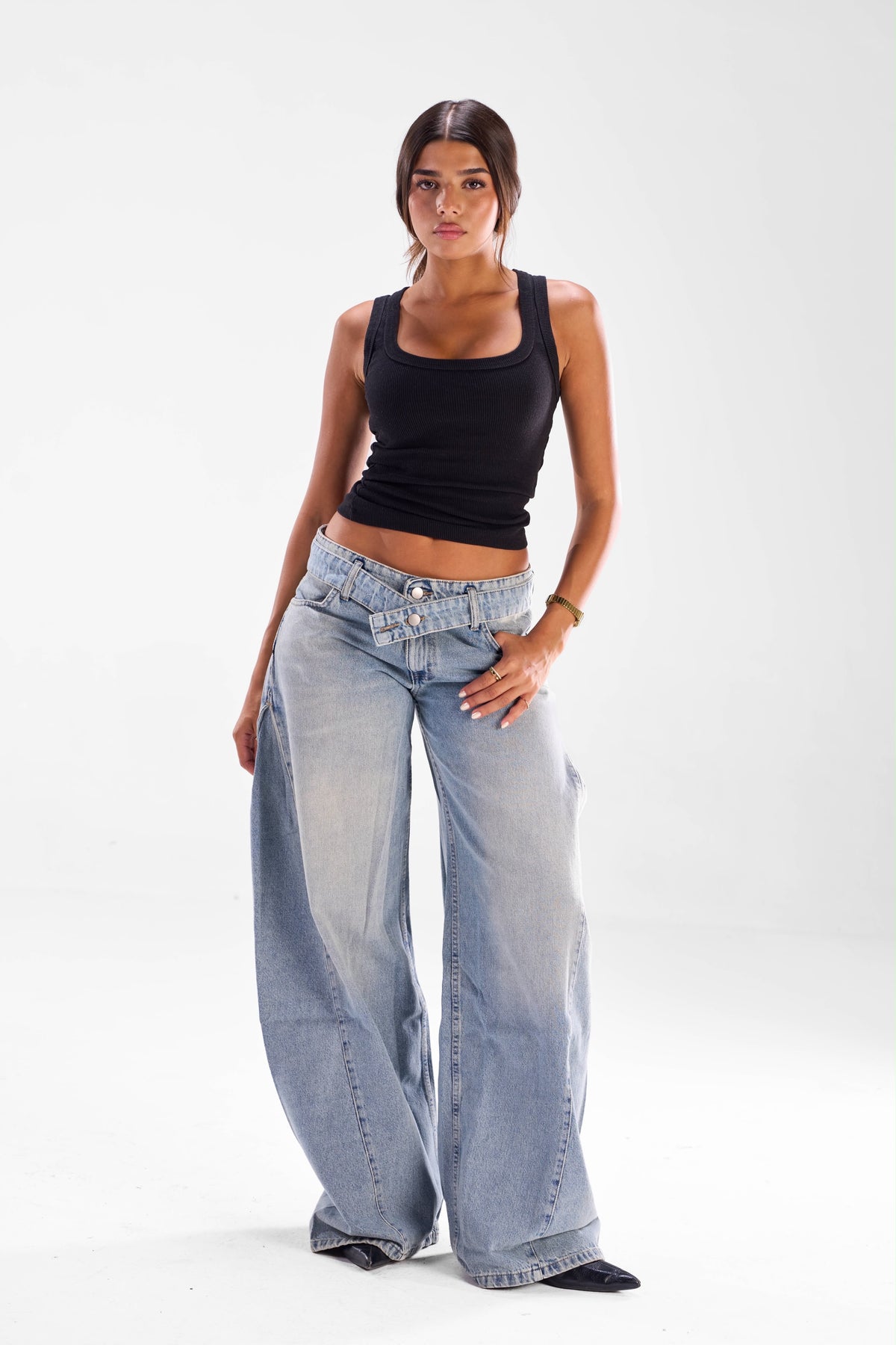Pinned belt jeans.